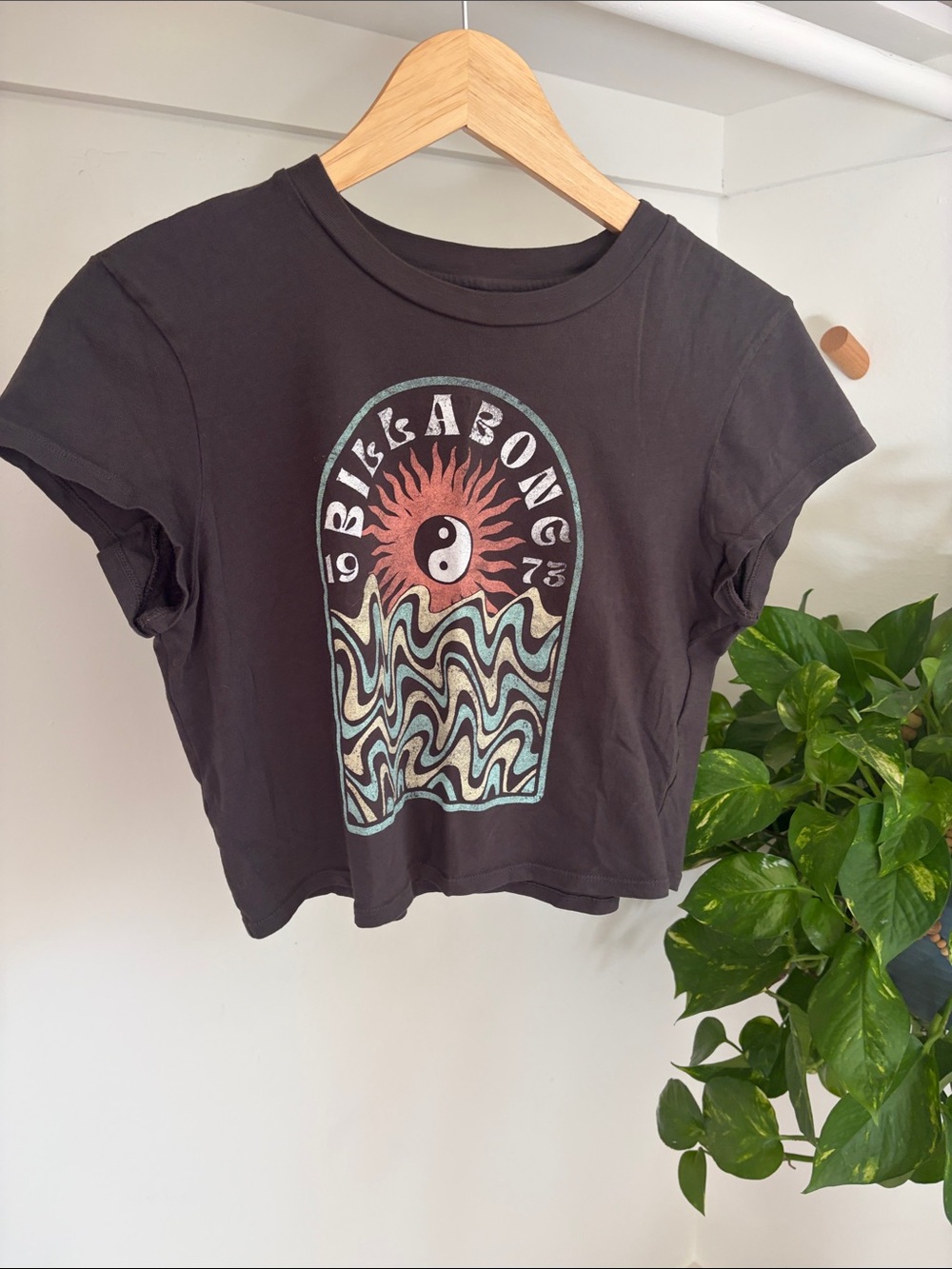 Billabong | Women | Black Yin Yang Crop Top Tee w/ Sun and Wave Graphic | L
